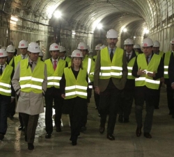 Don Felipe junto al presidente de la Comunidad de Madrid, Ignacio González y la ministra de Fomento, Ana Pastor, recorren las obras de ampliación de l